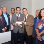 consulado-ny-entrega-cheque-de-us-10-mil-dolares-en-teleton-a-favor-de-rd