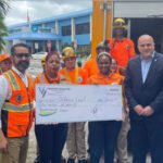defensa-civil-recibe-cheque-por-1-millon-de-pesos-del-senador-alexis-victoria-yeb