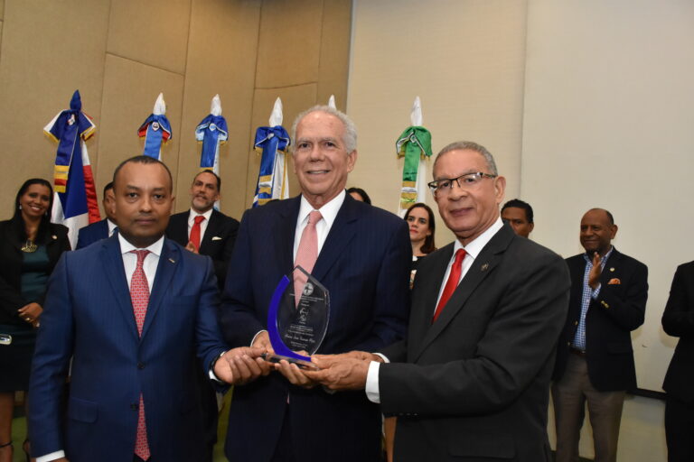 Marocs J. Troncoso con Luis Olivo, Presidente del ICPARD y Wilson s. Gómez Ramírez, Presidente del Instituto Duartiano