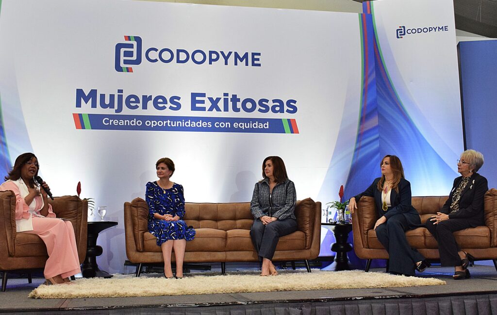 DSC_0360 En el panel Amarilys Duran Salas, la vicepresidenta Raquel Peña, las panelistas Lucile Houellemont, Laura Peña y Dinorah Bisono.