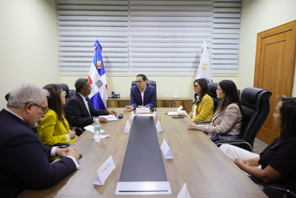 El ministro MAP, Sigmund Freund, conversa con rectores de universidades.