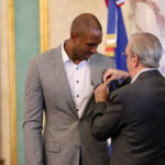 Presidente Abinader condecora con la Orden del Mérito de Duarte, Sánchez y Mella en el Grado de Caballero al destacado baloncestista dominicano Al Horford