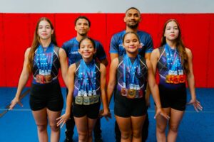 1 Equipo del Mega Gym, Victoria Knupper, Miranda Torres, Dana Hernàndez y Valeria Knupper Checo, detràs Christopher Turbí y Melvin Rodríguez