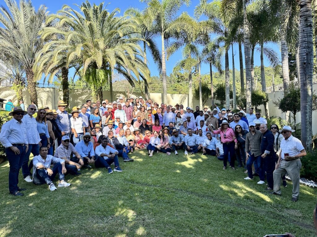 ABEL MARTINEZ JUNTO A DIRIGENTES DEL PLD