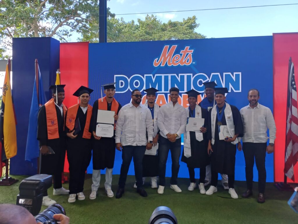 Juan Soto posando con granduandos y educadores