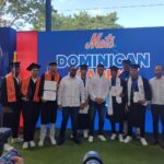 Juan Soto posando con granduandos y educadores