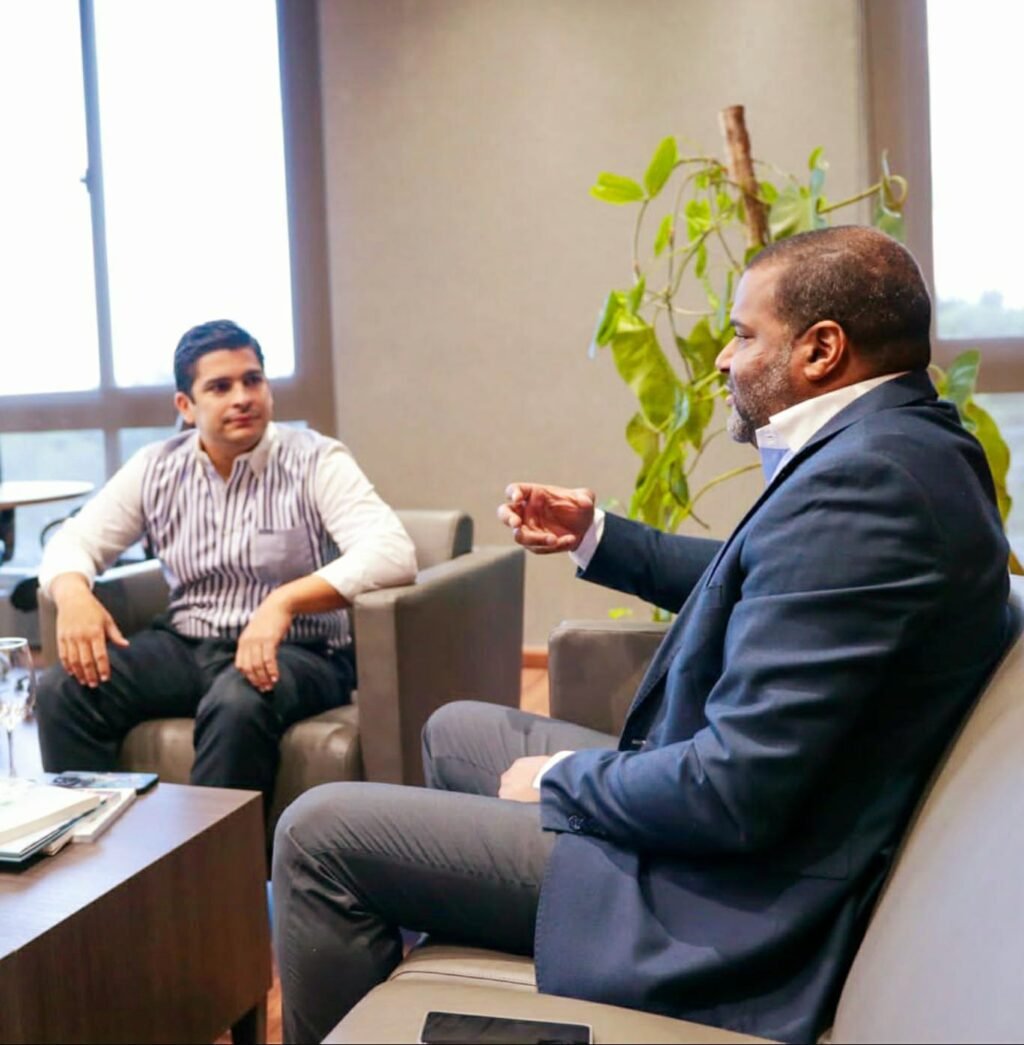 El director ejecutivo de la DGAPP, Andrés Lugo, conversa con el director ejectuvo del Fitran, Jhael Isa.