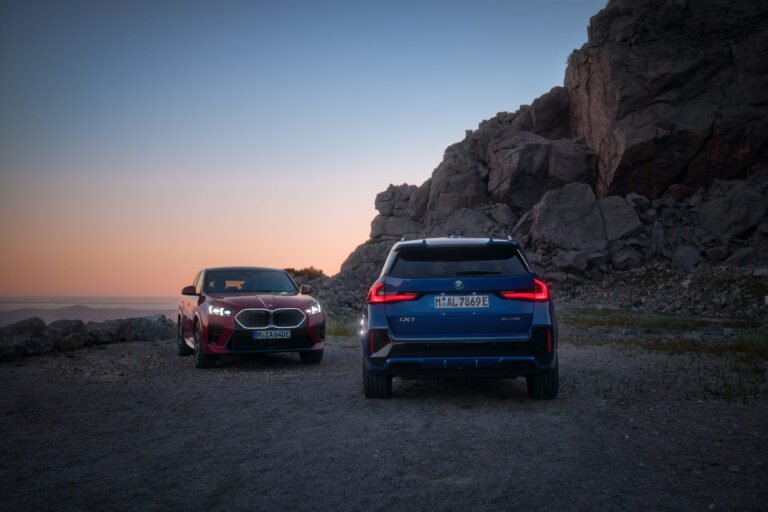 P90566432_highRes_the-bmw-ix1-and-the-