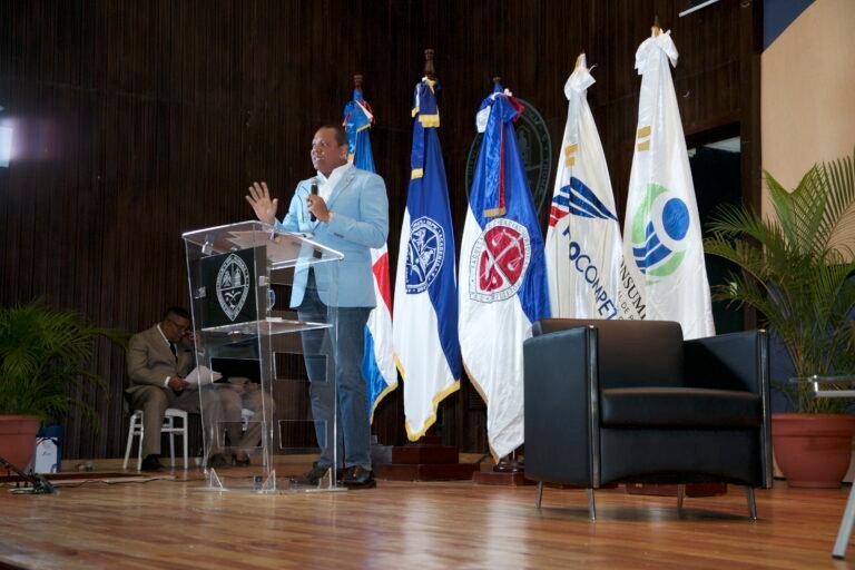 (foto) El director ejecutivo de Pro Consumidor, Eddy Alcántara, habla en la conferencia sobre Derechos del Consumidor en el reciento de la UASD en San Juan de la Maguana.