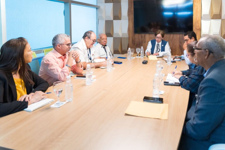 2023-11-30 Mag. Roxanna Reyes se reúne con Ministerio de Agricultura y Colegio Veterinario_003