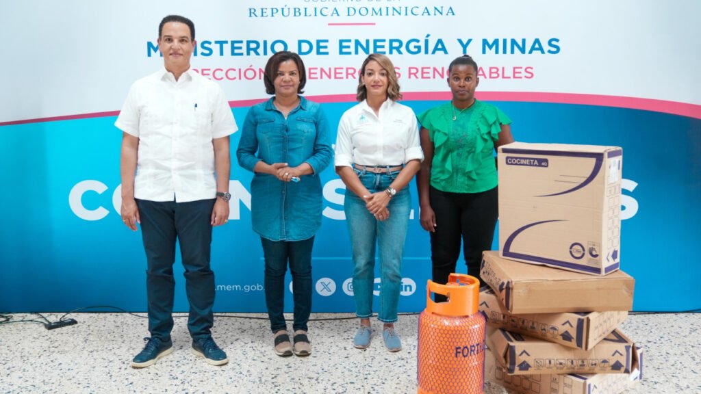 Betty Soto, junto a las familias beneficiadas con kits de cocinas.