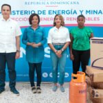 Betty Soto, junto a las familias beneficiadas con kits de cocinas.