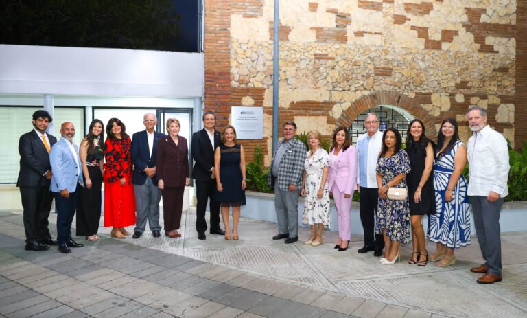 Directores del ICDA y familiares de Engracia Franjul develando la placa