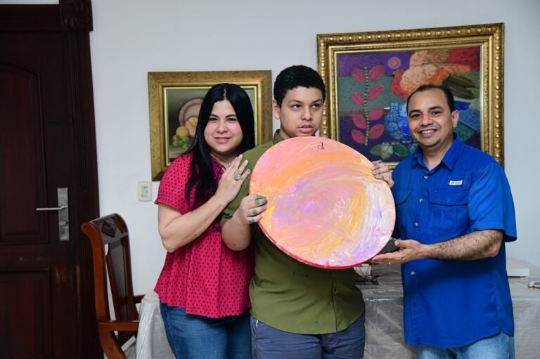 Fernando Gabriel con sus padres Fernando Quiroz e Iranna Flaviá Luciano