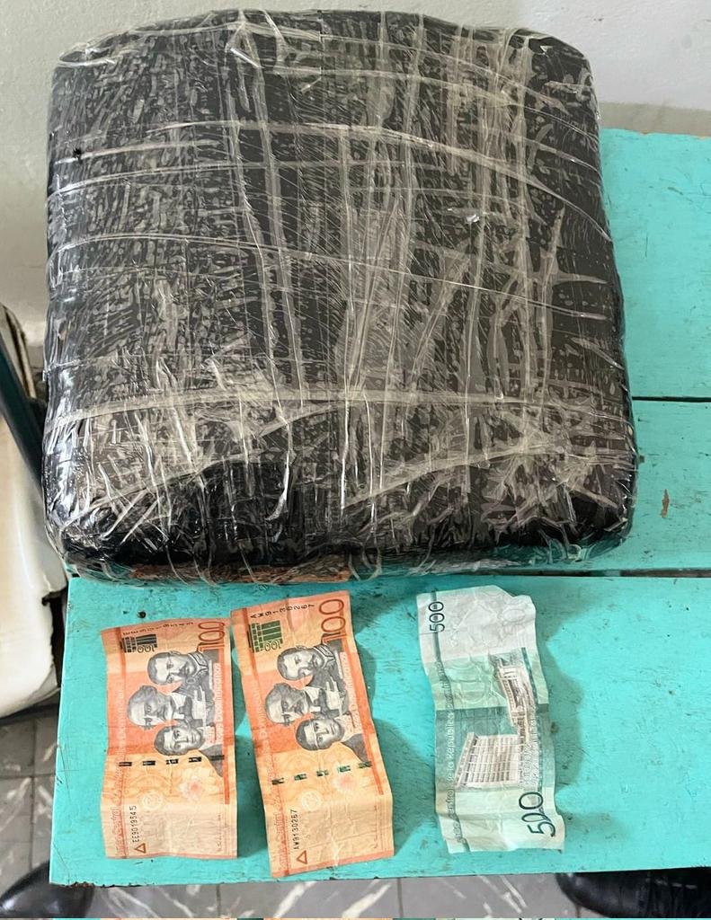 Policía Nacional apresa a hombre en flagrante delito con más de 10 libras de presunta marihuana en Barahona