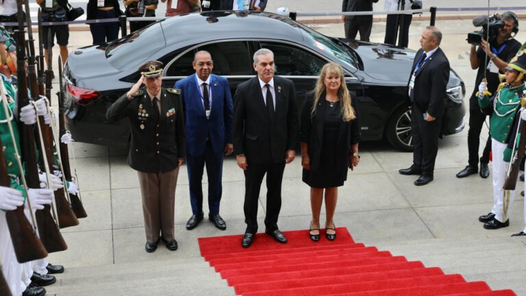 Presidente Abinader regresa a RD tras una exitosa visita a Uruguay, donde fortaleció lazos internacionales