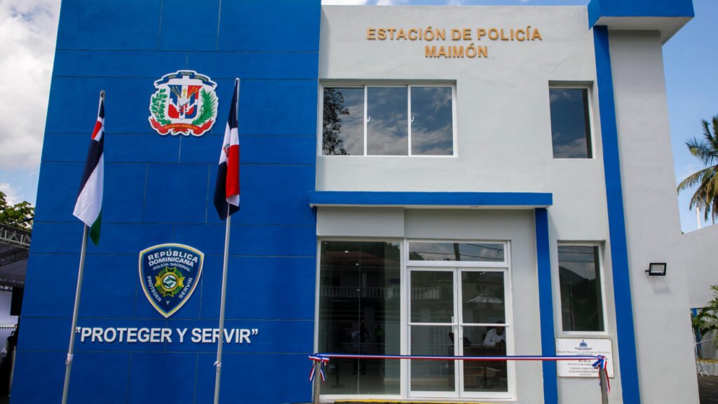 Presidente Luis Abinader inaugura destacamento policial para reforzar la seguridad ciudadana