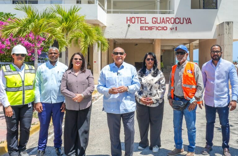 Rafael Santos Badía supervisa labores en la remodelacion de Hotel Guarocuya en Barahona 4
