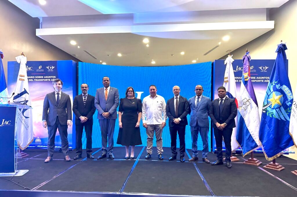 (foto #2) El director de Pro Consumidor, Eddy Alcántara, junto a Héctor Porcella, presidente de la JAC_ Diego Arbigaus, David Dueñas, Bernardo Franco, Jaime Binder, Héctor Cristopher Sánchez, Valentín de