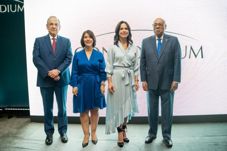 Eduardo Trueba, Luz Díaz, Rosalina Trueba y Milton Ray Guevara. Lanzamiento Concordium