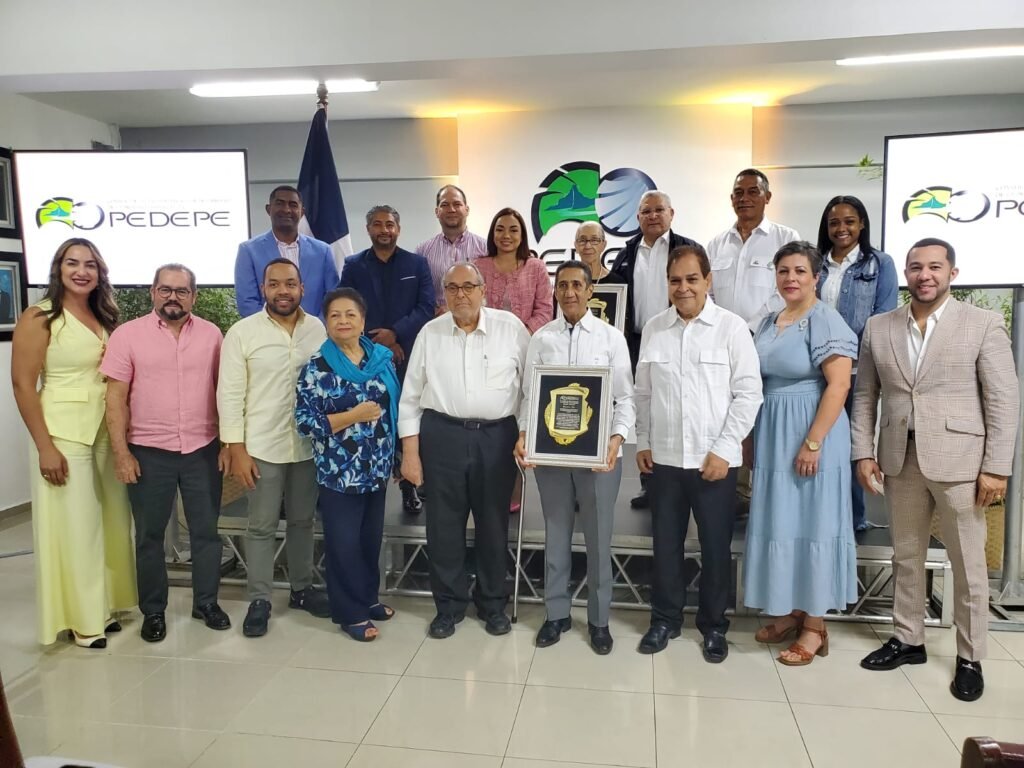 Entrega De Reconocimientos ADEPE en su 50 Aniversario y a La Maestra Milagros Rosario Candelier