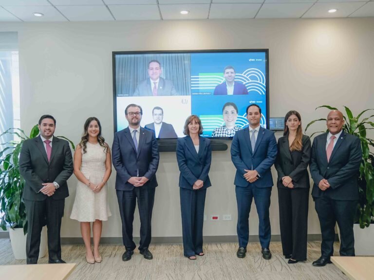 Representantes de Banesco RD, BID Invest, Finance in Motion (FiM) y OPEC Fund.