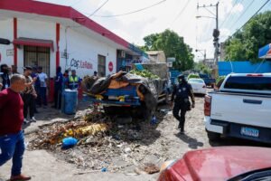 Alcaldía de Santiago intensifica operativos de limpieza e higienización en el mercado Hospedaje Yaque (6)