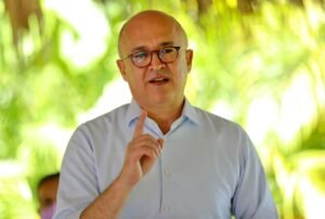 Francisco Domínguez Brito: “El PRM pisa a los pobres con promesas y con pisos de tierra”.