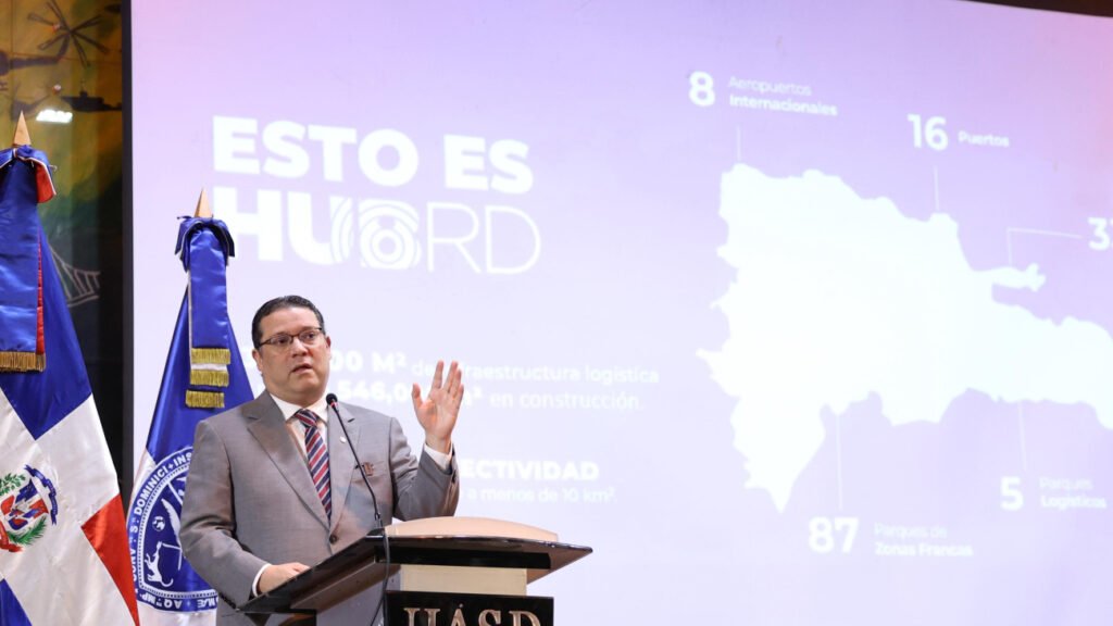 Foto 1 Yayo Sanz Lovatón, durante su disertación en la Universidad Autónoma de Santo Domingo.