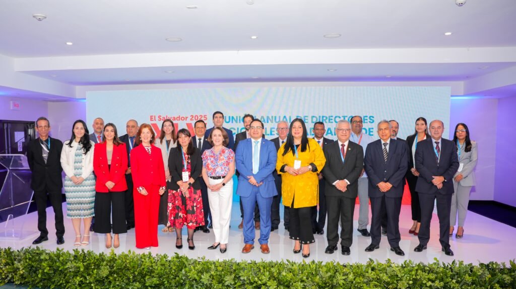 Foto 3 Parte de los ejecutivos que se dieron cita a la XLIV reunión de las Aduanas de los países miembros.