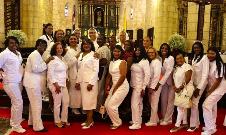 Foto Sor Trinidad Ayala junto a enfermeras en la Catedral Primada al concluir la misa por el Día de la Enfermería