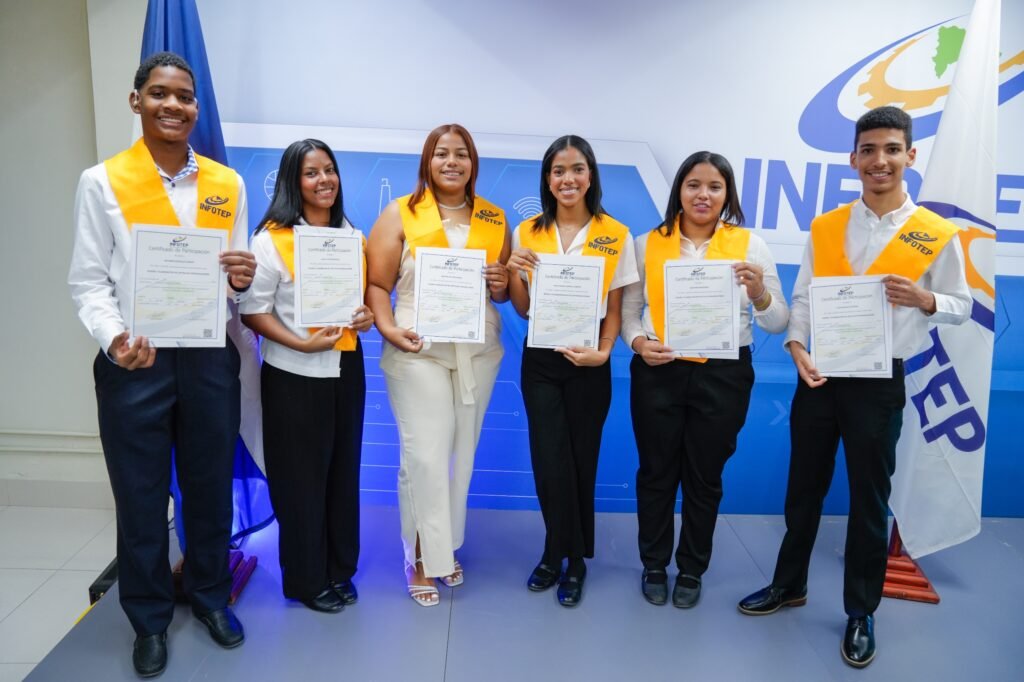 INFOTEP certifica a 36 adolescentes con discapacidad auditiva en diseño de artículos promocionales 2