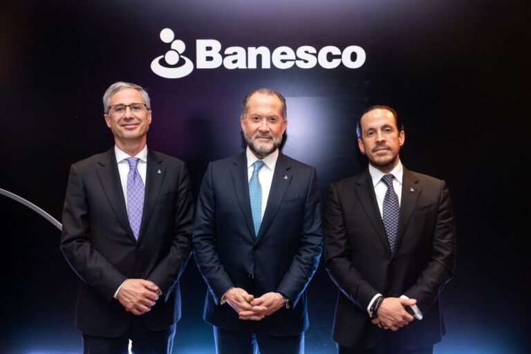Juan Carlos Carneiro, Juan Carlos Escotet Rodriguez y Carlos Alberto Escotet