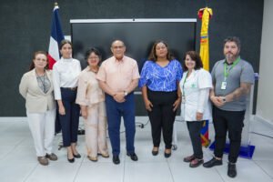Rafael Santos Badía director general del INFOTEP junto a la delegacion del CENA encabezada por María Inés Amézquita Camacho