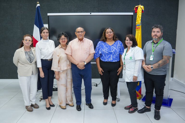 Rafael Santos Badía director general del INFOTEP junto a la delegacion del CENA encabezada por María Inés Amézquita Camacho