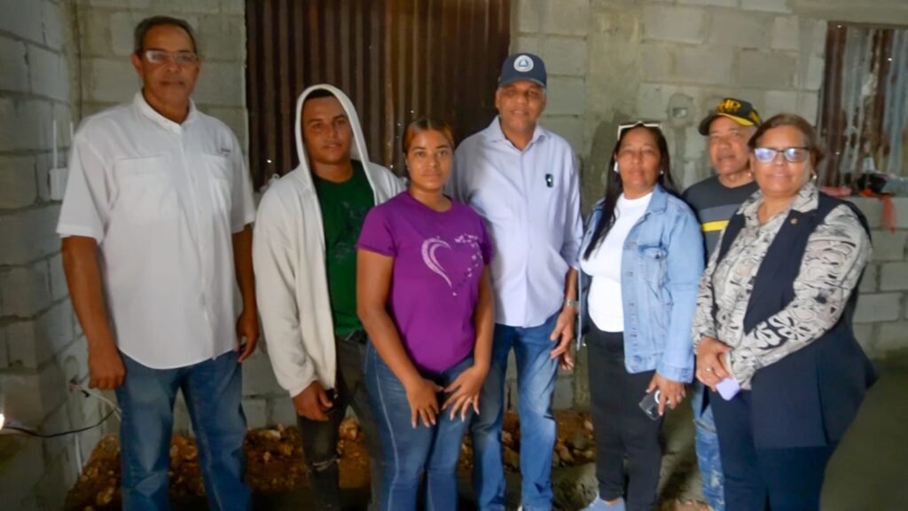 (foto) El diputado Ramón Emilio Goris y parte del equipo de trabajo del programa Cambio de piso de tierra por cemento.