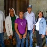 (foto) El diputado Ramón Emilio Goris y parte del equipo de trabajo del programa Cambio de piso de tierra por cemento.