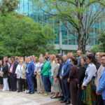 -- (foto) Washington.- El director ejecutivo de Pro Consumidor y presidente del ICPEN, Eddy Alcántara (centro, detrás), junto a sus homólogos de los cinco continentes reunidos en esta capital.
