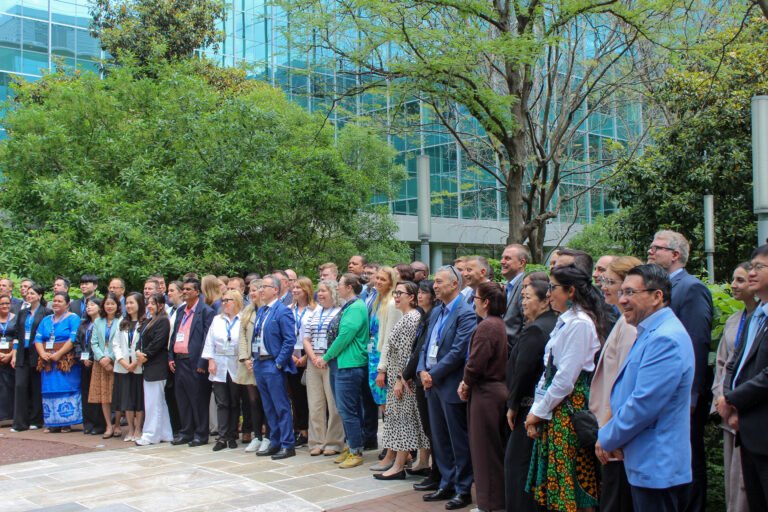 -- (foto) Washington.- El director ejecutivo de Pro Consumidor y presidente del ICPEN, Eddy Alcántara (centro, detrás), junto a sus homólogos de los cinco continentes reunidos en esta capital.