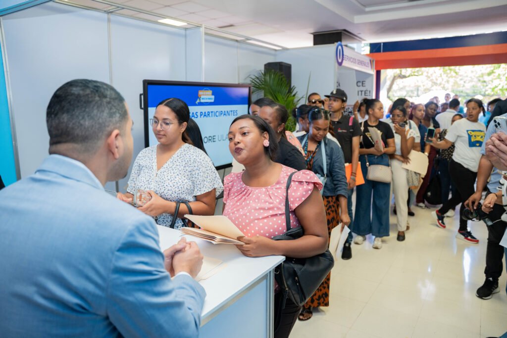 jovenes_empleo_Ministerio-de-la-juventud_feria-empleo-pucmm-2025_carlos-valdel_mi-primera-oportunidad