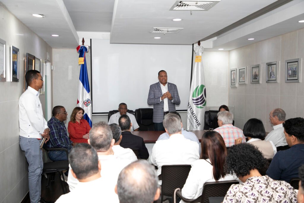 El director ejecutivo de Pro Consumidor, Eddy Alcántara, habla en la reunión que sostuvo con representantes de federaciones, asociaciones e industriales del sector de embutidos.