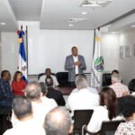 El director ejecutivo de Pro Consumidor, Eddy Alcántara, habla en la reunión que sostuvo con representantes de federaciones, asociaciones e industriales del sector de embutidos.