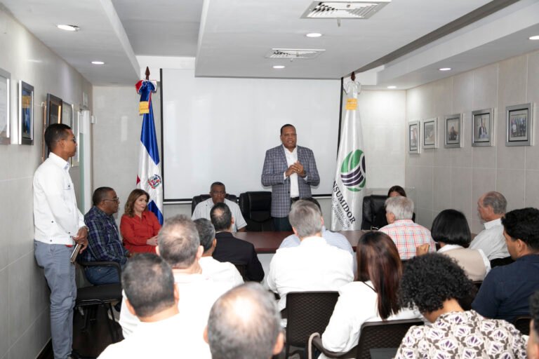 El director ejecutivo de Pro Consumidor, Eddy Alcántara, habla en la reunión que sostuvo con representantes de federaciones, asociaciones e industriales del sector de embutidos.