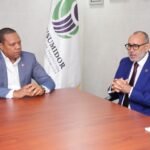 El director ejecutivo de Pro Consumidor, Eddy Alcántara, y el titular del INABIE, Víctor Castro, en la reunión que sostuvieron para el acuerdo interinstitucional.