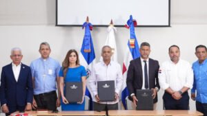 El ministro Joel Santos, junto a Ricardo de los Santos, Eberto Antonio Núñez, Martín Guzmán, Pablo Ulloa y Juana Barceló.