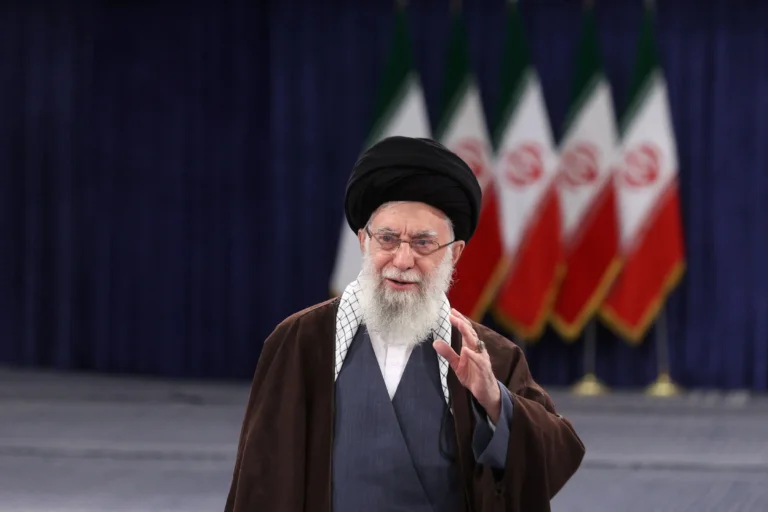 Líder supremo de Irán advierte a EE.UU de daños irreparables si se une a los ataques de Israel