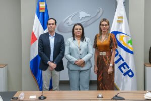 Maira Morla sub directora general del INFOTEP junto a la subdirectora del INADEH, Carmen Corro, y el jefe de Cooperación Internacional, Elbert Rubio