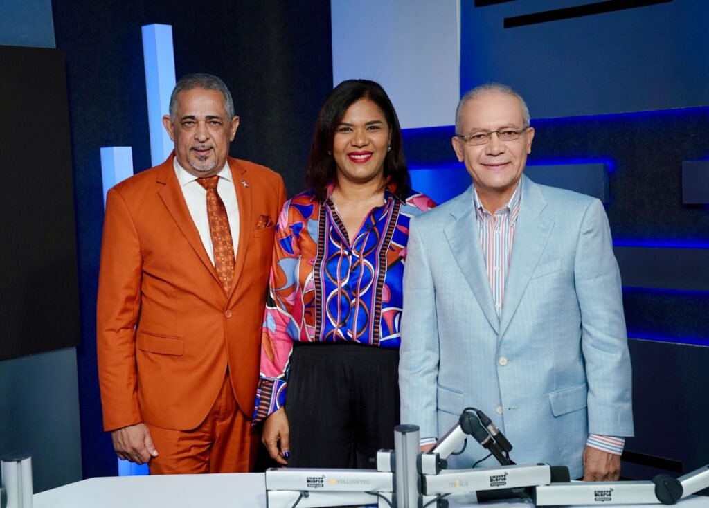 Rafael Núñez y Adelaida Martínez junto al invitado de la semana de Reseñas, el Podcast