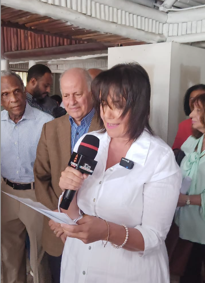 (foto #2) La embajadora de Turquía, Emriye Bagdagul Ormanci, habla en la actividad.