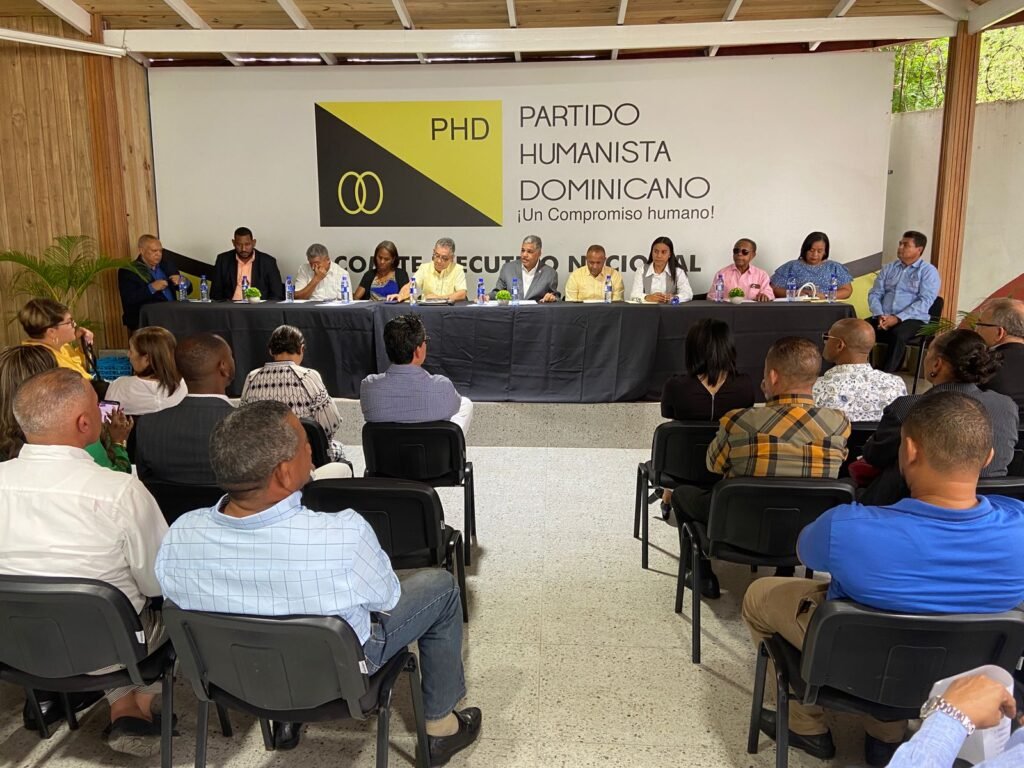 (foto) El presidente del PHD, Ramón Emilio Goris (centro), encabeza una reunión en la sede de la entidad política.